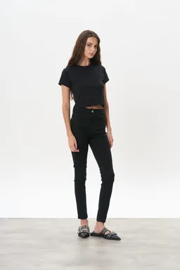 Jean denim chupín black de Magda en Pantalones para argentina