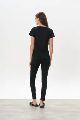 Jean denim chupín black de Magda en Pantalones para argentina
