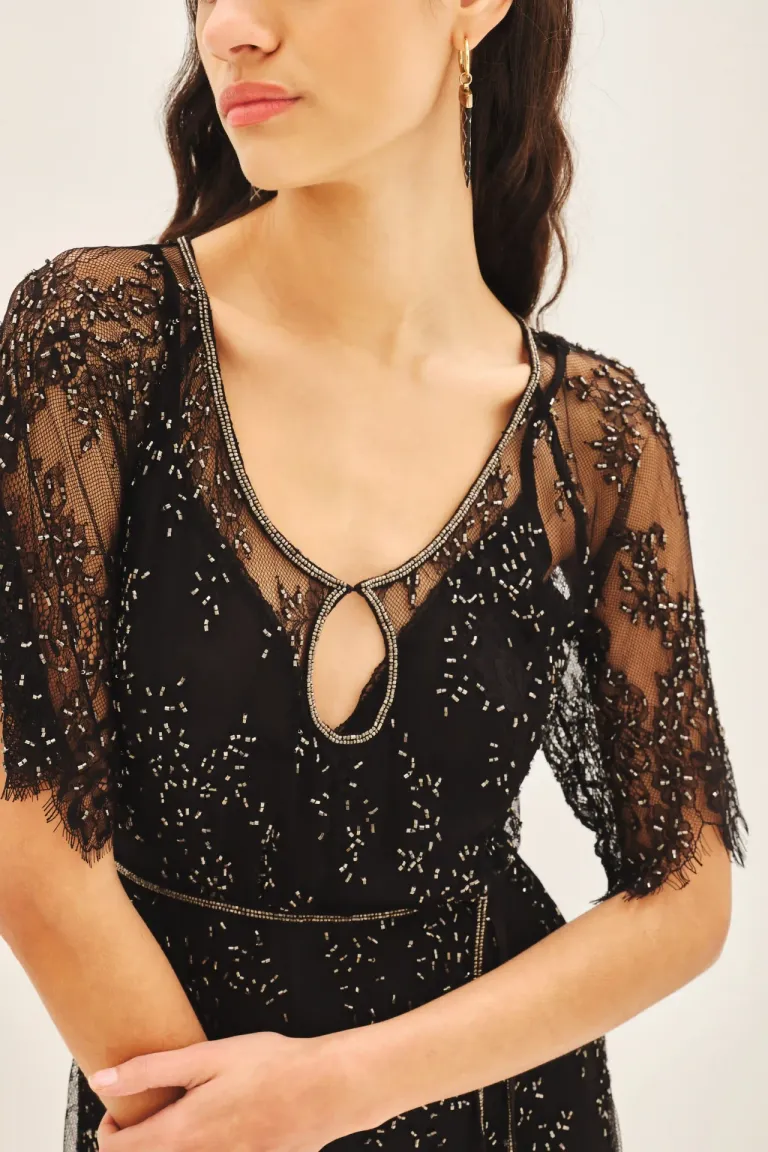 Vestido corto de encaje negro con detalles bordados y escote en U de Rapsodia en Vestidos para argentina