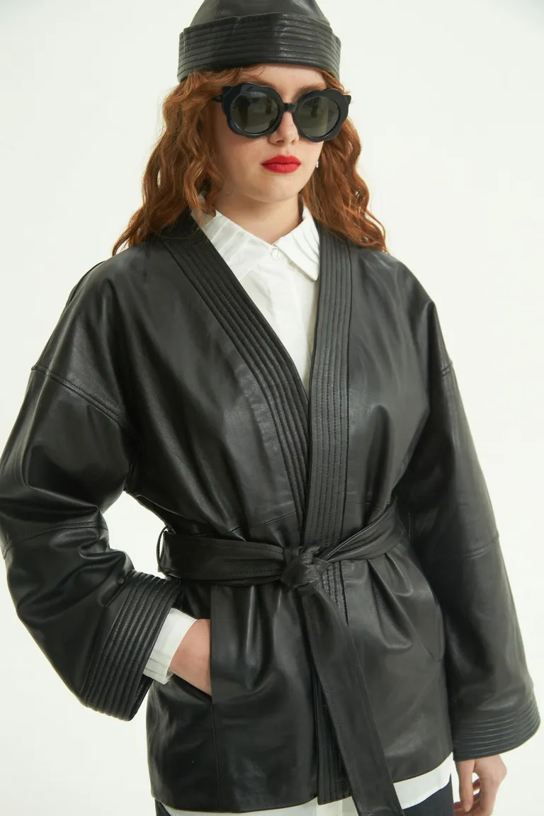 Elegante kimono de cuero ovino con diseño oriental y recortes matelaseados de Las Pepas en Kimonos para argentina
