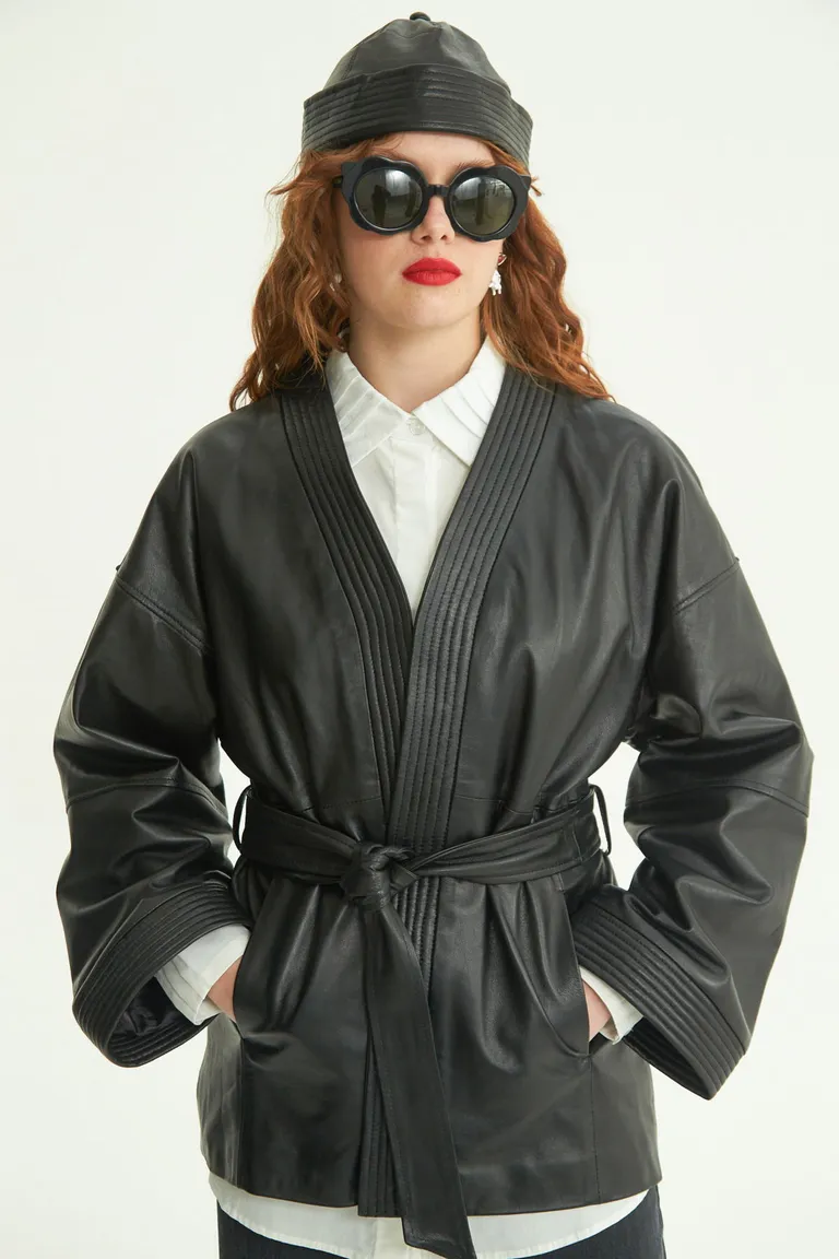 Elegante kimono de cuero ovino con diseño oriental y recortes matelaseados de Las Pepas en Kimonos para argentina