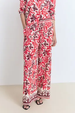 Pantalón fluido estampado de Mango en Pantalones para argentina