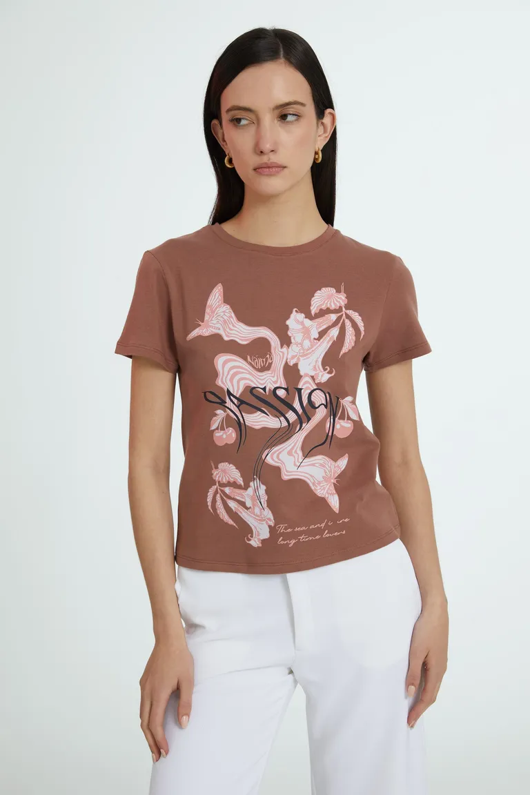 Remera con diseño gráfico exclusivo de corte regular y ajuste cómodo de Naíma en Remeras para argentina