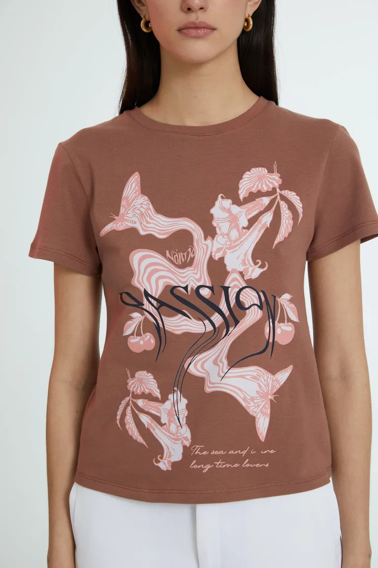 Remera con diseño gráfico exclusivo de corte regular y ajuste cómodo de Naíma en Remeras para argentina