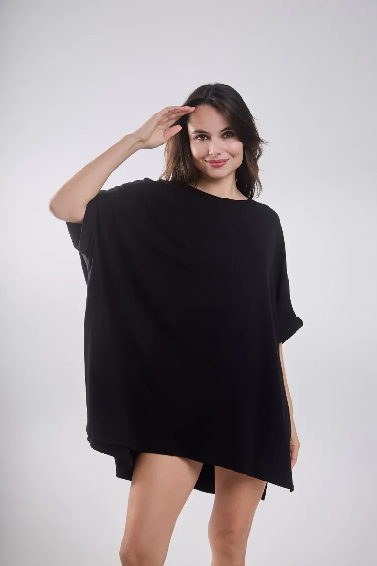 Remera negra de cuello redondo con tajo lateral de Belle en Remeras para argentina