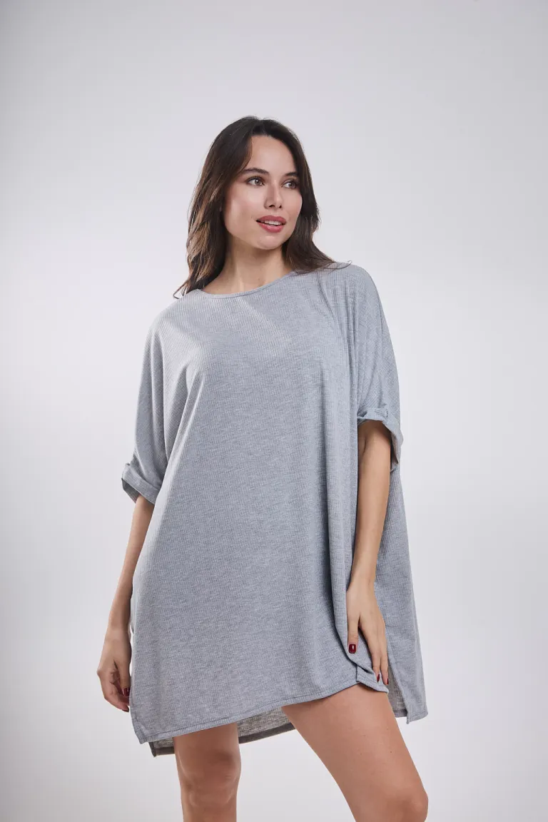 Remera negra de cuello redondo con tajo lateral de Belle en Remeras para argentina