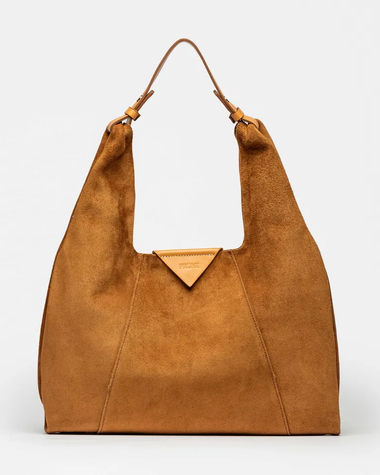 Cartera de hombro de cuero gamuza en tono marrón, con diseño sencillo y práctico de Prüne en Bolsos y Carteras para argentina