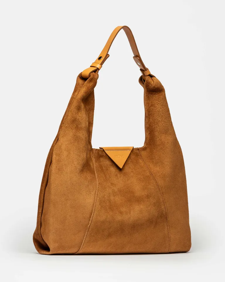 Cartera de hombro de cuero gamuza en tono marrón, con diseño sencillo y práctico de Prüne en Bolsos y Carteras para argentina