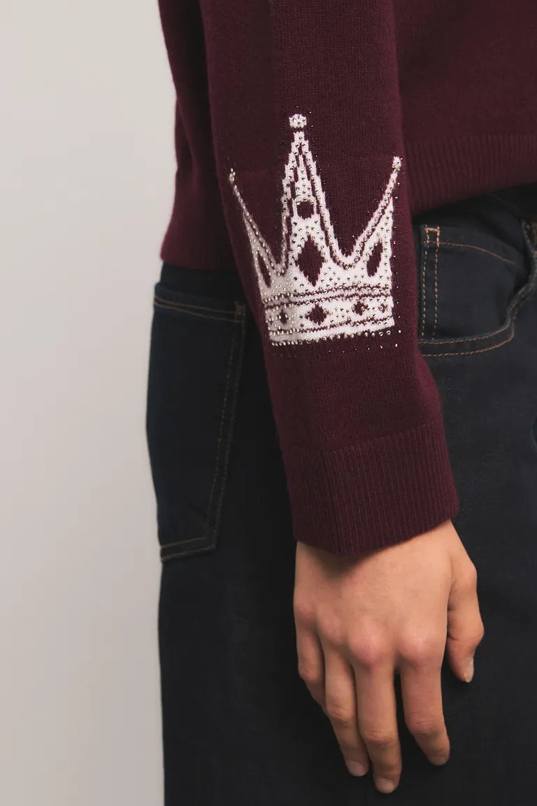 Sweater tejido con diseño de coronas y cuello redondo de calce relajado de Kosiuko en Buzos y Sweaters para argentina