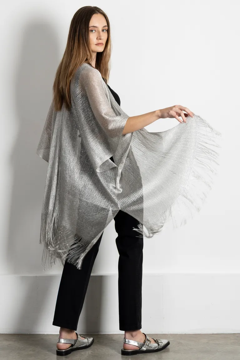 Kimono gris con detalles brillantes, una propuesta sofisticada y versátil de Kill en Kimonos para argentina