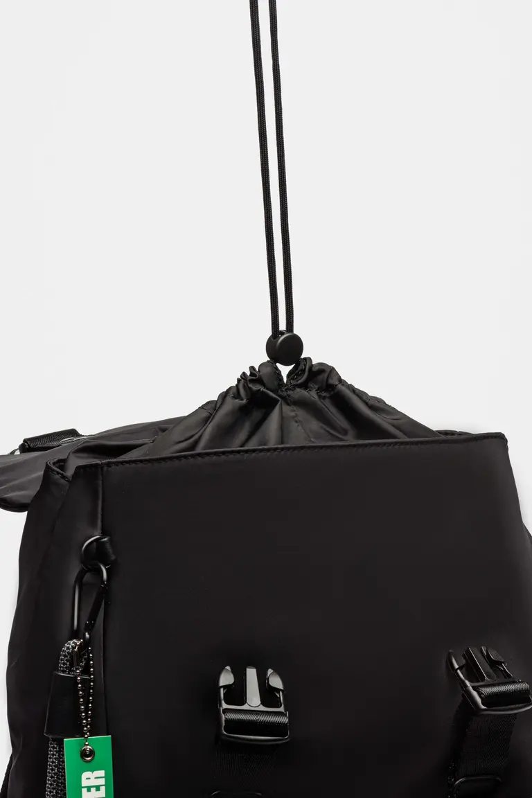 Mochila de nylon negra con múltiples bolsillos y detalles funcionales de Prüne en Mochilas para argentina