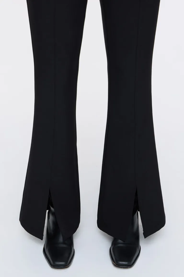 Pantalón oxford sastrero con tajos delanteros y detalle de hebilla metálica integrada en recortes de Cuesta Blanca en Pantalones para argentina