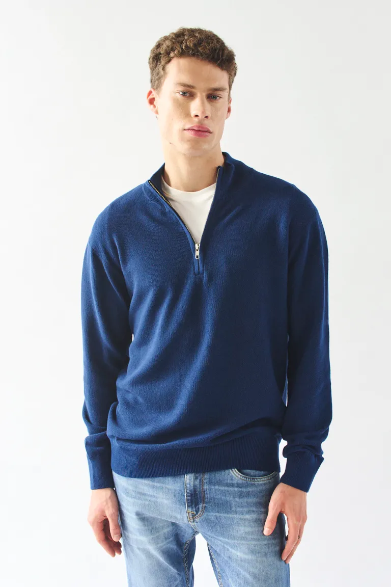 Suéter liviano de cuello alto con cierre frontal en azul de Bensimon en Buzos y Sweaters para argentina