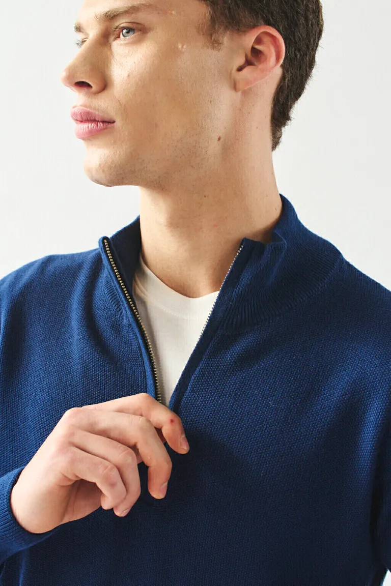 Suéter liviano de cuello alto con cierre frontal en azul de Bensimon en Buzos y Sweaters para argentina