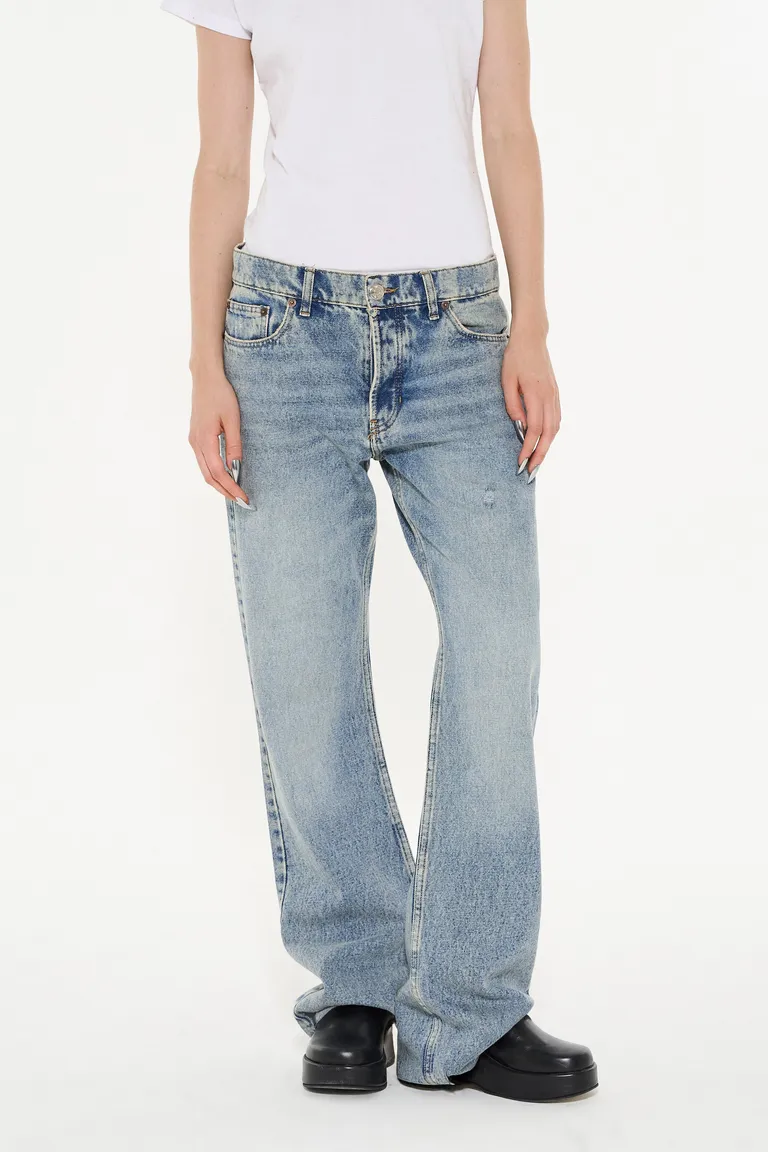 Pantalones de mezclilla de tiro bajo y pierna recta con detalles de rotura de Ay Not Dead en Pantalones para argentina