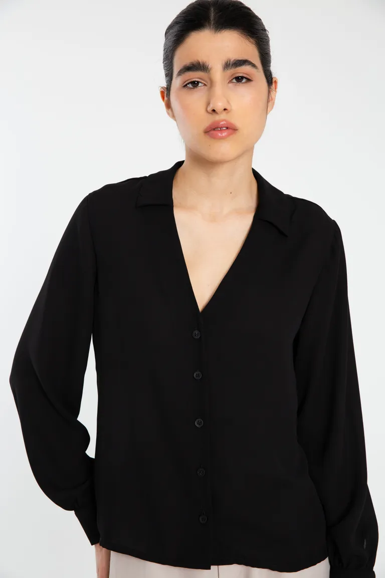 Camisa de mujer con cuello camisero, escote en V, mangas largas y puños con frunce de Naíma en Camisas para argentina