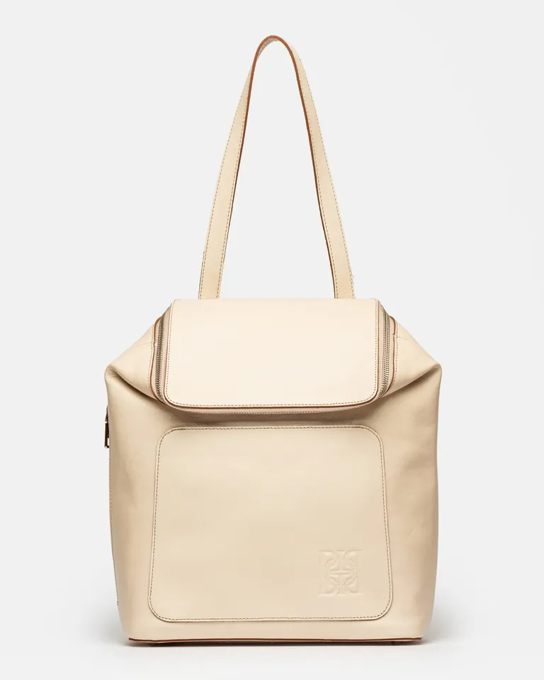 Mochila de cuero vegetal beige con solapa y logo en relieve de Prüne en Mochilas para argentina