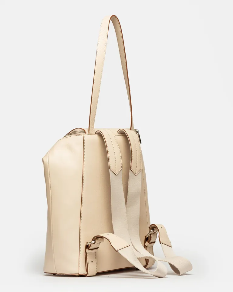 Mochila de cuero vegetal beige con solapa y logo en relieve de Prüne en Mochilas para argentina