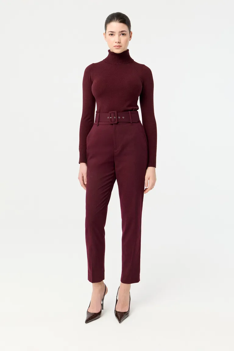 Pantalón de sastrería tiro alto corte slim con cinturón y bolsillos laterales de Markova en Pantalones para argentina