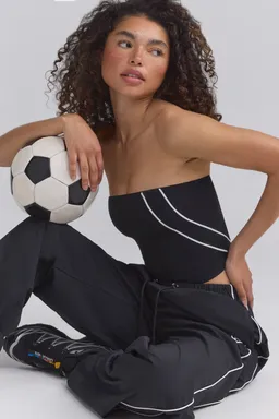 Top bandeau deportivo recorte negro de Oh Polly en Tops para argentina