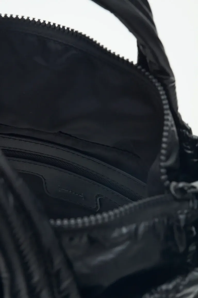 Cartera tote matelassé en negro, un accesorio versátil y elegante para complementar tu estilo de Rapsodia en Bolsos y Carteras para argentina