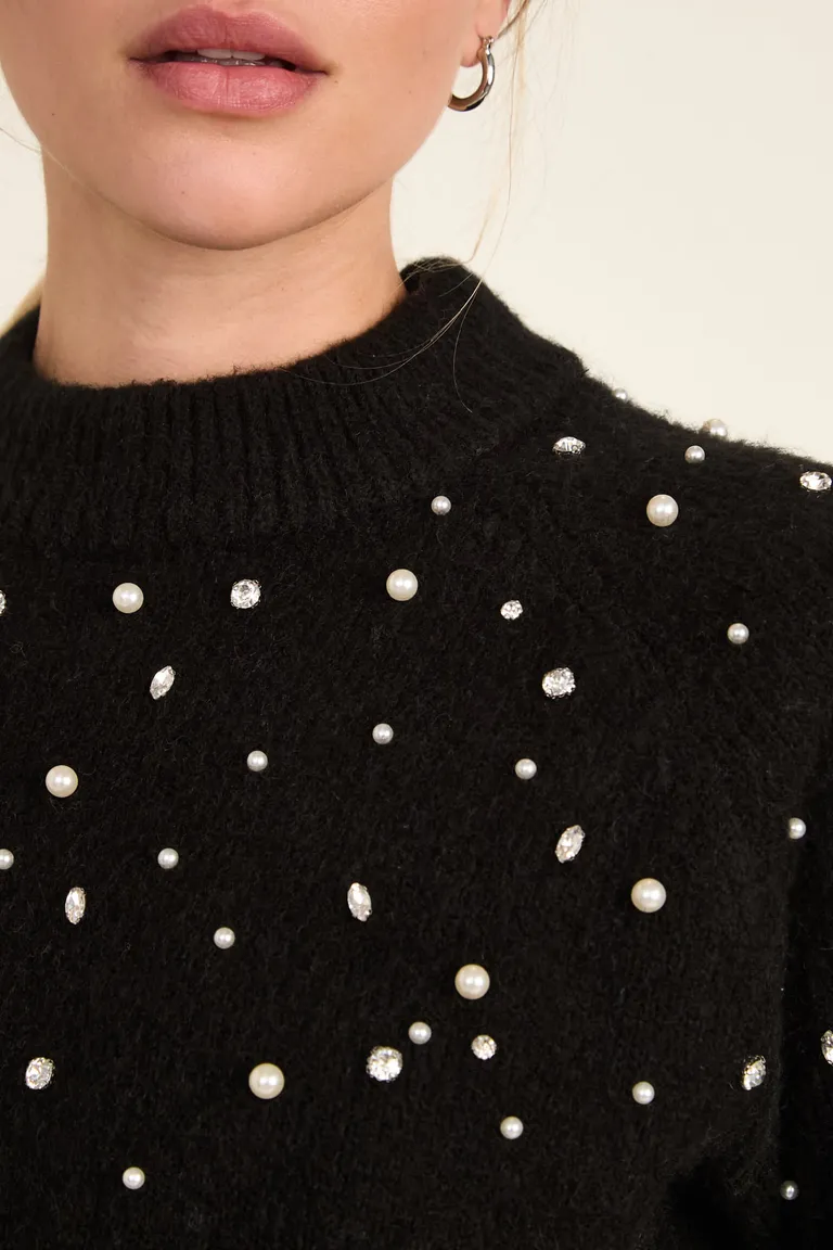 Sweater tejido con cuello redondo y apliques de perlas y strass en hombros de Cuesta Blanca en Buzos y Sweaters para argentina