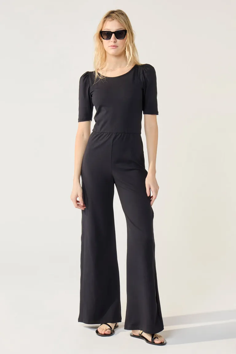 Mono de corte recto y diseño elegante en color negro de Cuesta Blanca en Monos para argentina