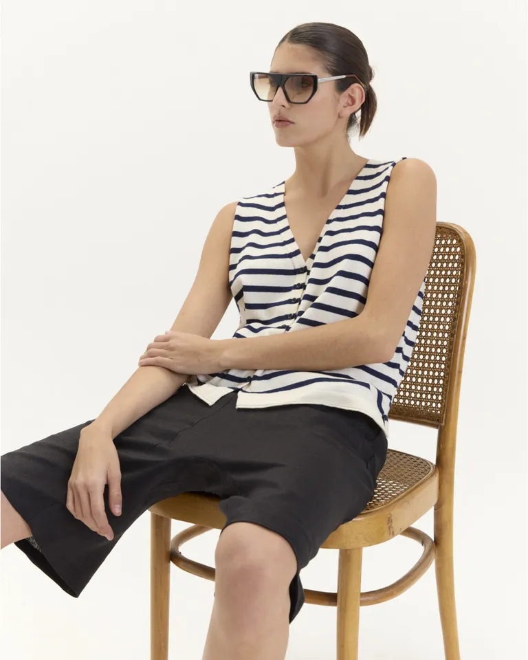 Top rayado con escote en V y botones frontales - Prenda fresca y elegante para el verano de Blue Sheep en Tops para argentina