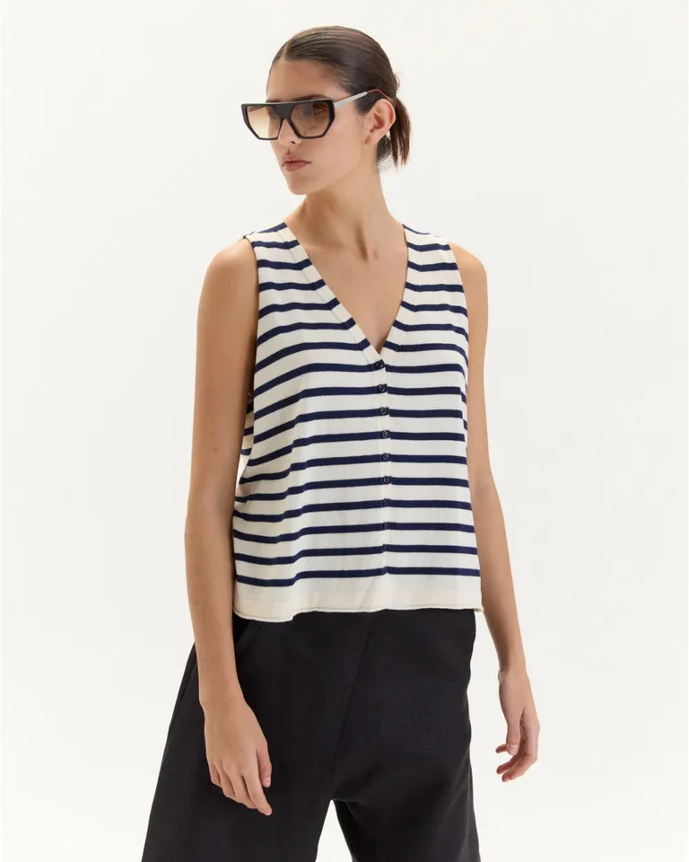 Top rayado con escote en V y botones frontales - Prenda fresca y elegante para el verano de Blue Sheep en Tops para argentina