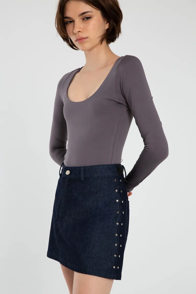 Falda Sutton: Diseño elegante y detalles modernos en denim de Naíma en Faldas para argentina