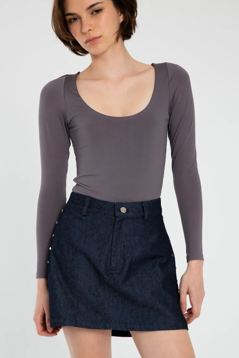 Falda Sutton: Diseño elegante y detalles modernos en denim de Naíma en Faldas para argentina