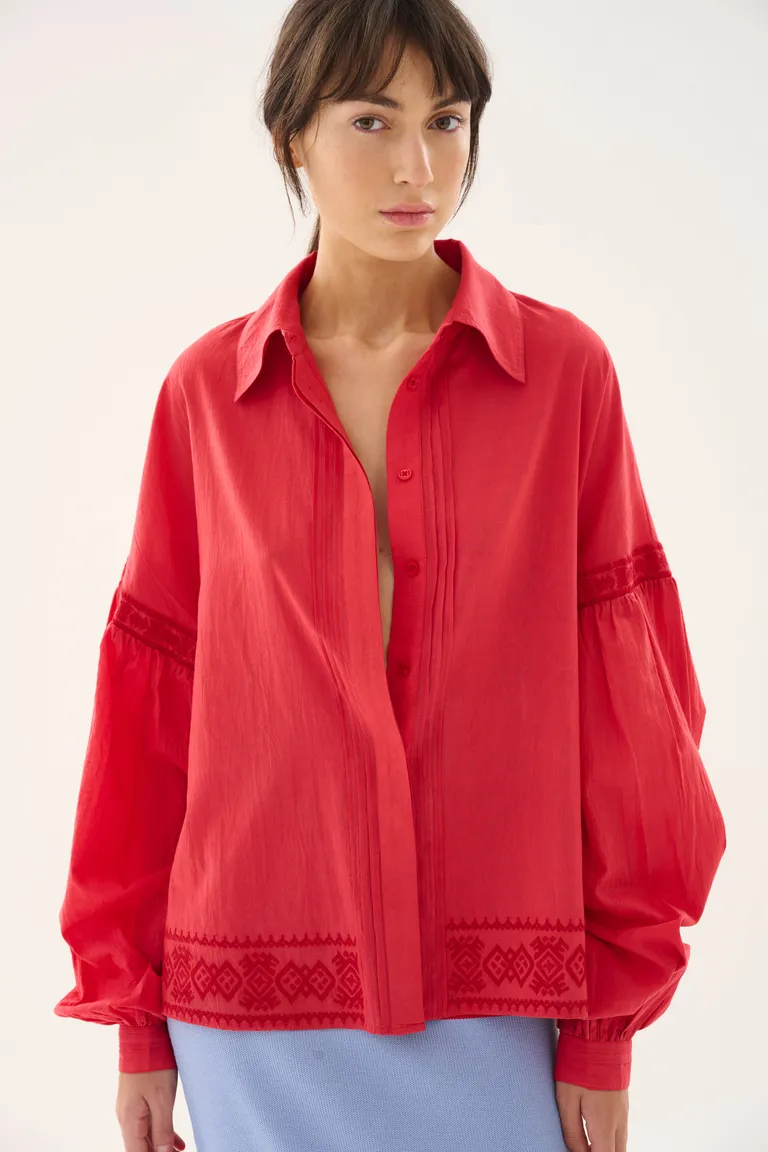 Camisa de voile roja con detalles bordados en mangas y ruedo de Maria Cher en Camisas para argentina
