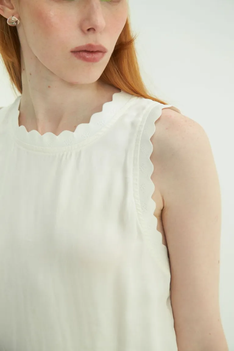 Musculosa de estilo romántico con detalles de corazones en cuello y sisas de Las Pepas en Tops para argentina