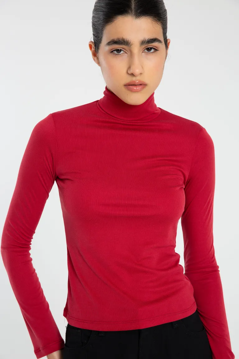 Remera de manga larga de cuello alto en color rojo para un estilo sofisticado y versátil de Naíma en Remeras para argentina