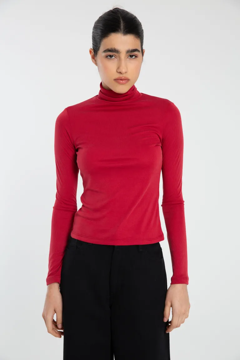 Remera de manga larga de cuello alto en color rojo para un estilo sofisticado y versátil de Naíma en Remeras para argentina