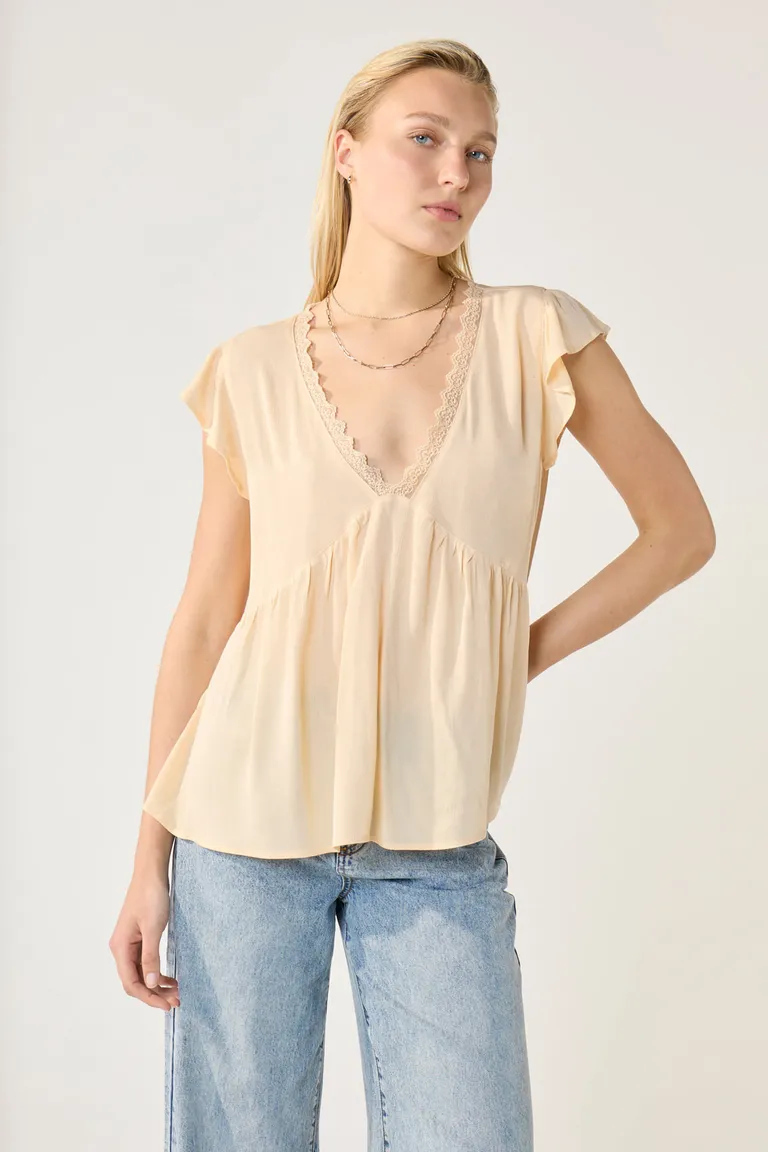 Blusa de viscosa con escote en V y encaje bordado en busto de Cuesta Blanca en Blusas para argentina