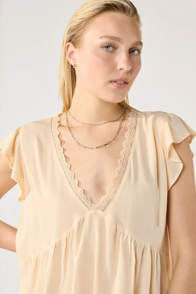 Blusa de viscosa con escote en V y encaje bordado en busto de Cuesta Blanca en Blusas para argentina