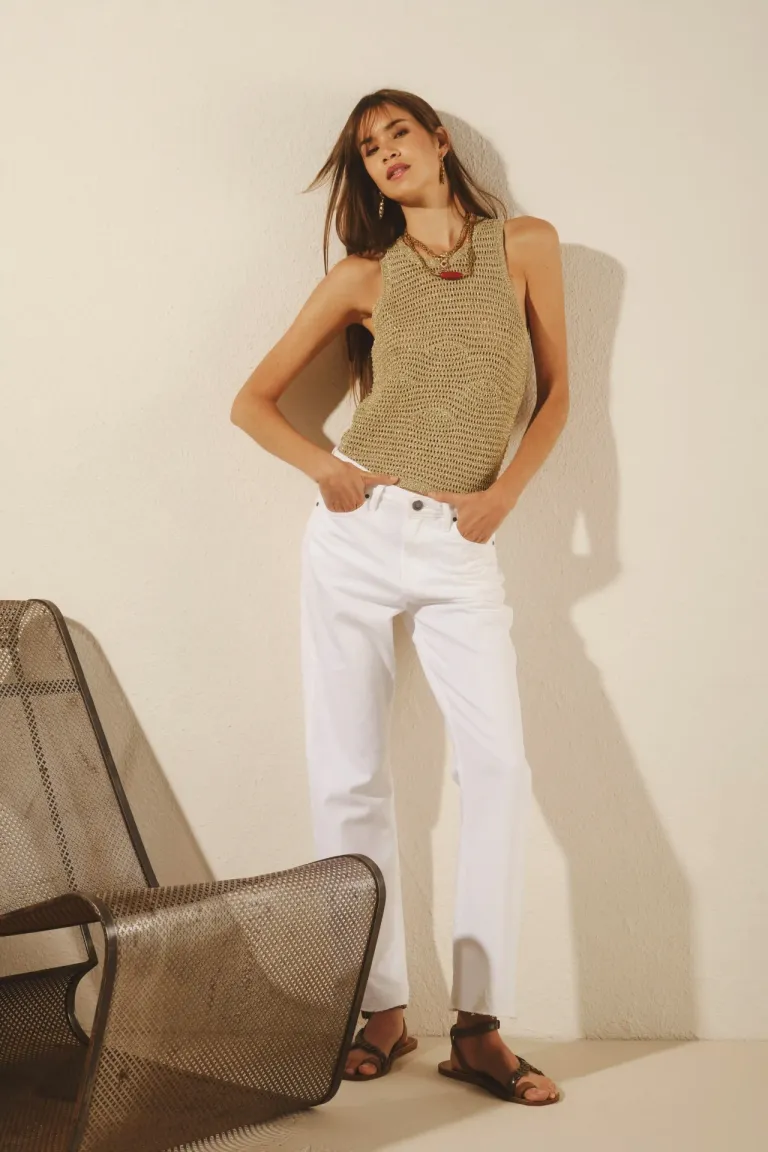 Pantalón de tiro alto en blanco, corte recto y diseño versátil de Rapsodia en Pantalones para argentina