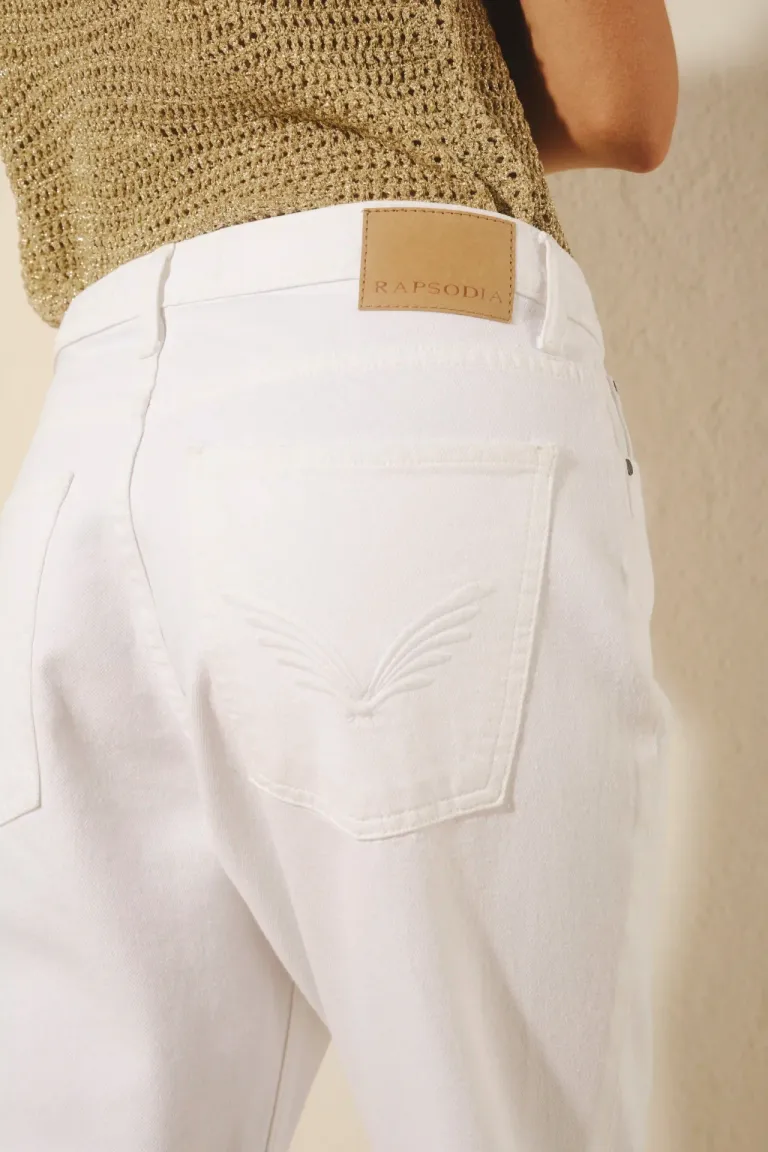Pantalón de tiro alto en blanco, corte recto y diseño versátil de Rapsodia en Pantalones para argentina