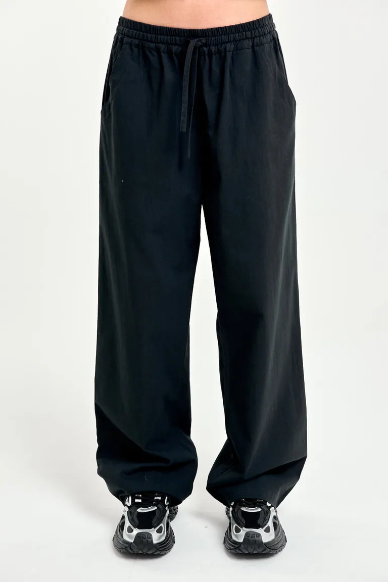 Pantalón relajado y elegante de corte holgado en color negro de 47 Street en Pantalones para argentina