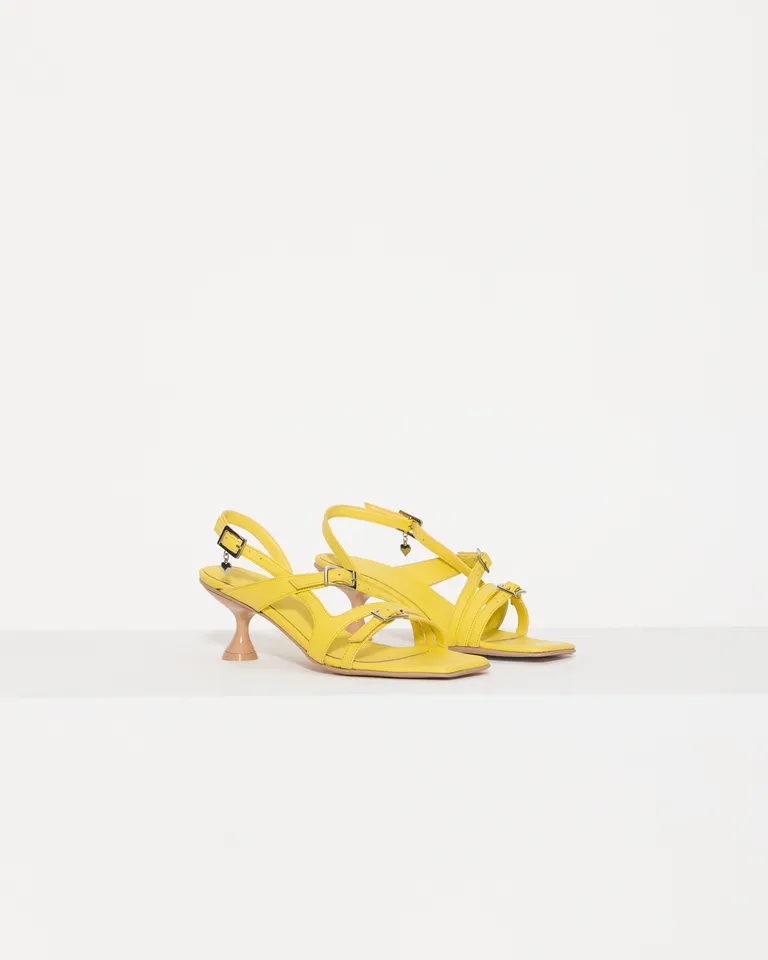 Sandalias Amarillas de Cuero con Hebillas Decorativas para Mujer de Jazmin Chebar en Sandalias para argentina
