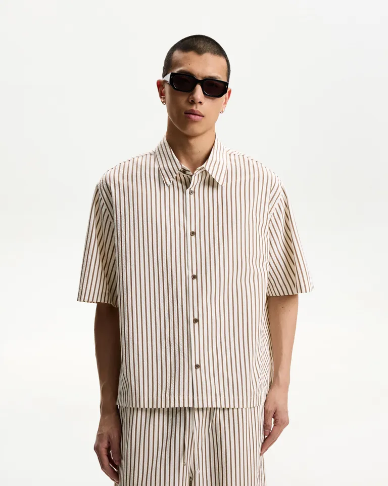 Camisa boxy texturizada manga corta de Bershka en Camisas para argentina