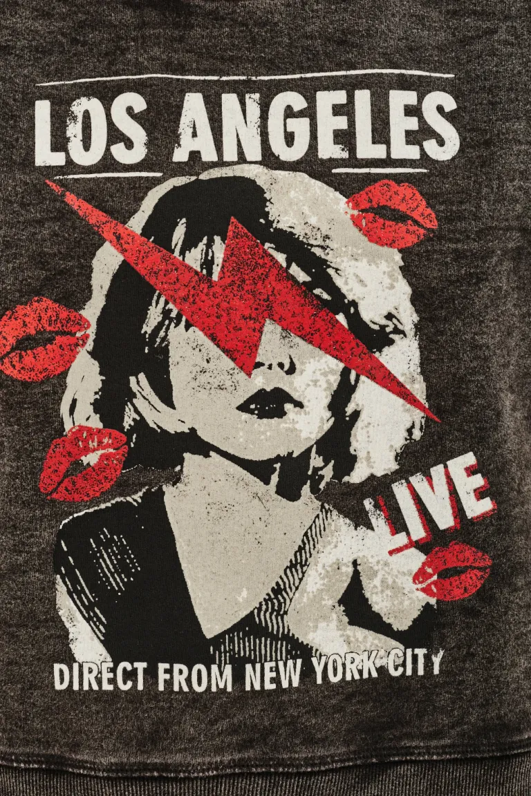 Buzo con estampa central y detalles desgastados de corte clásico de Rapsodia en Buzos y Sweaters para argentina