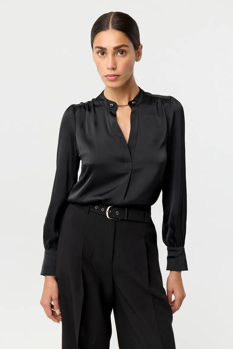 Blusa de mangas largas con cuello mao y detalle metálico frontal de Markova en Blusas para argentina