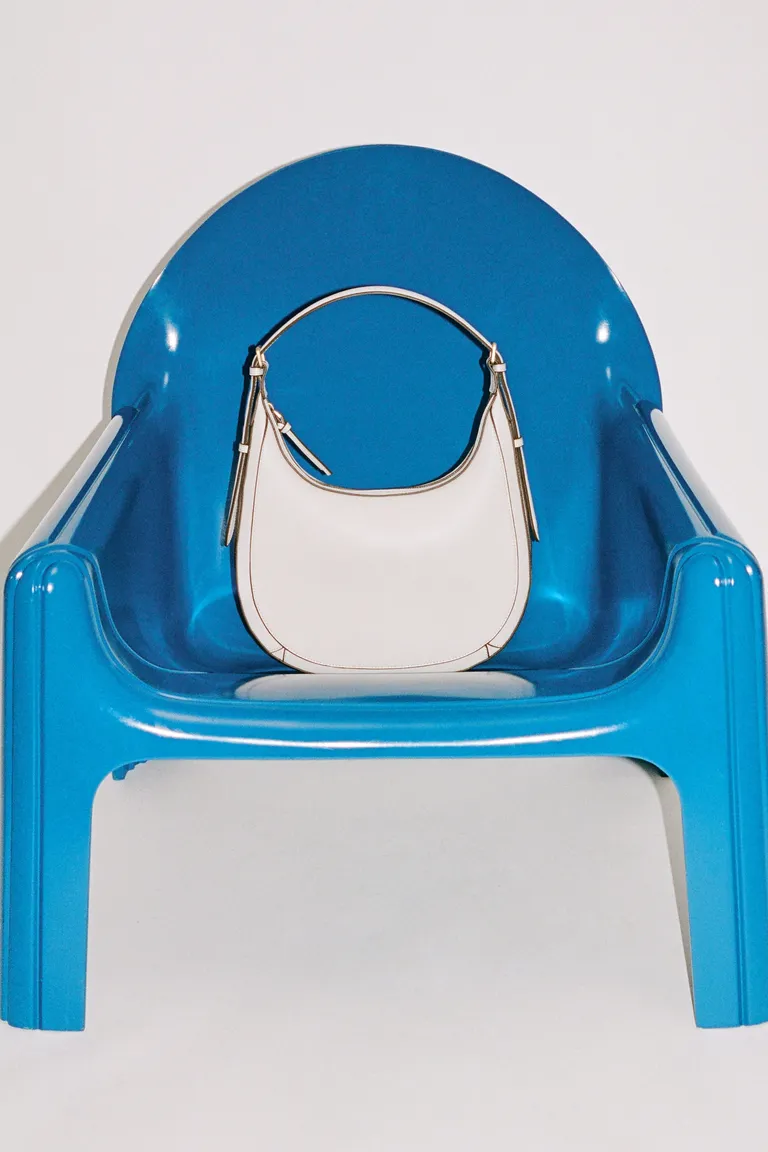 Cartera hombro ovalada de Mango en Bolsos y Carteras para argentina