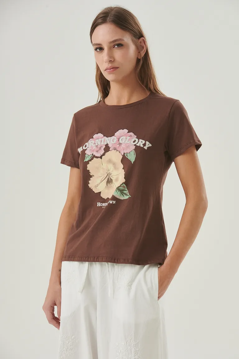 Remera de algodón con estampa floral y texto 'morning glory' para un estilo relajado y casual de Sweet en Remeras para argentina