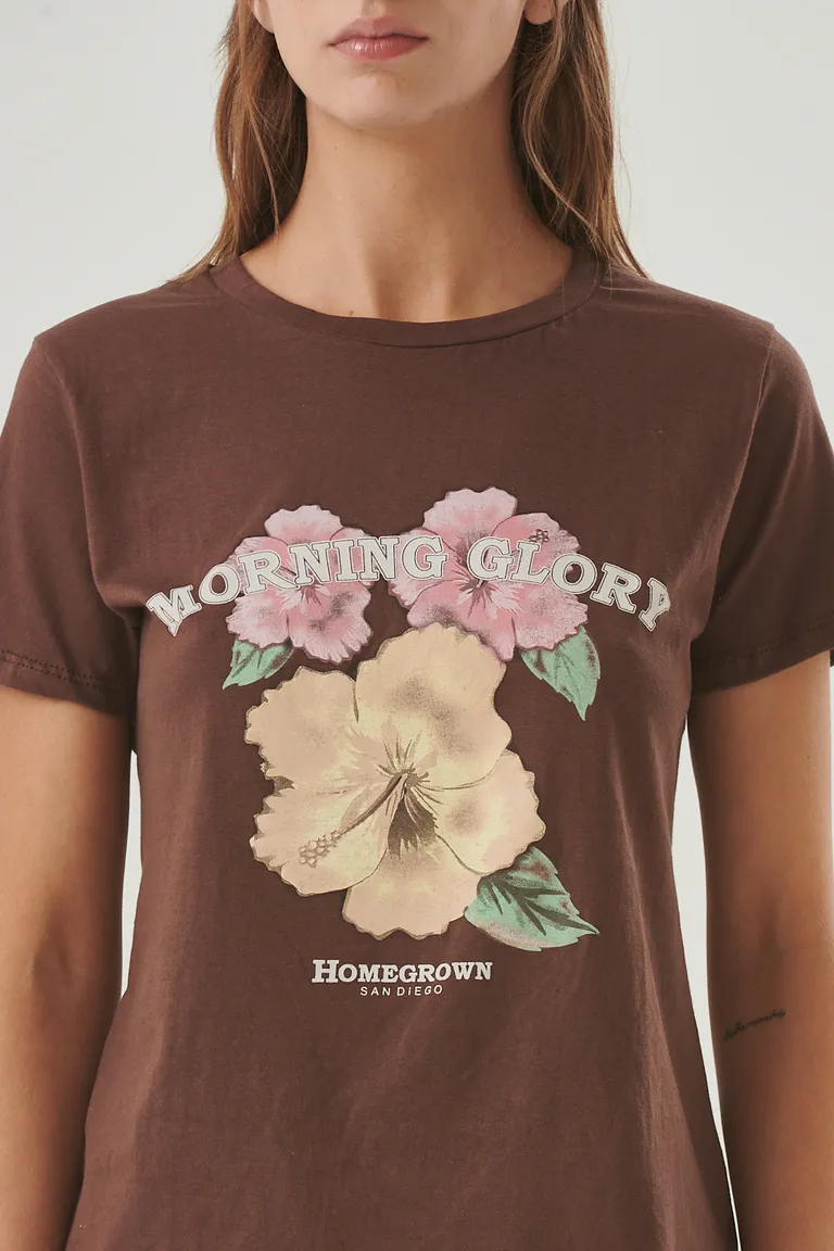 Remera de algodón con estampa floral y texto 'morning glory' para un estilo relajado y casual de Sweet en Remeras para argentina