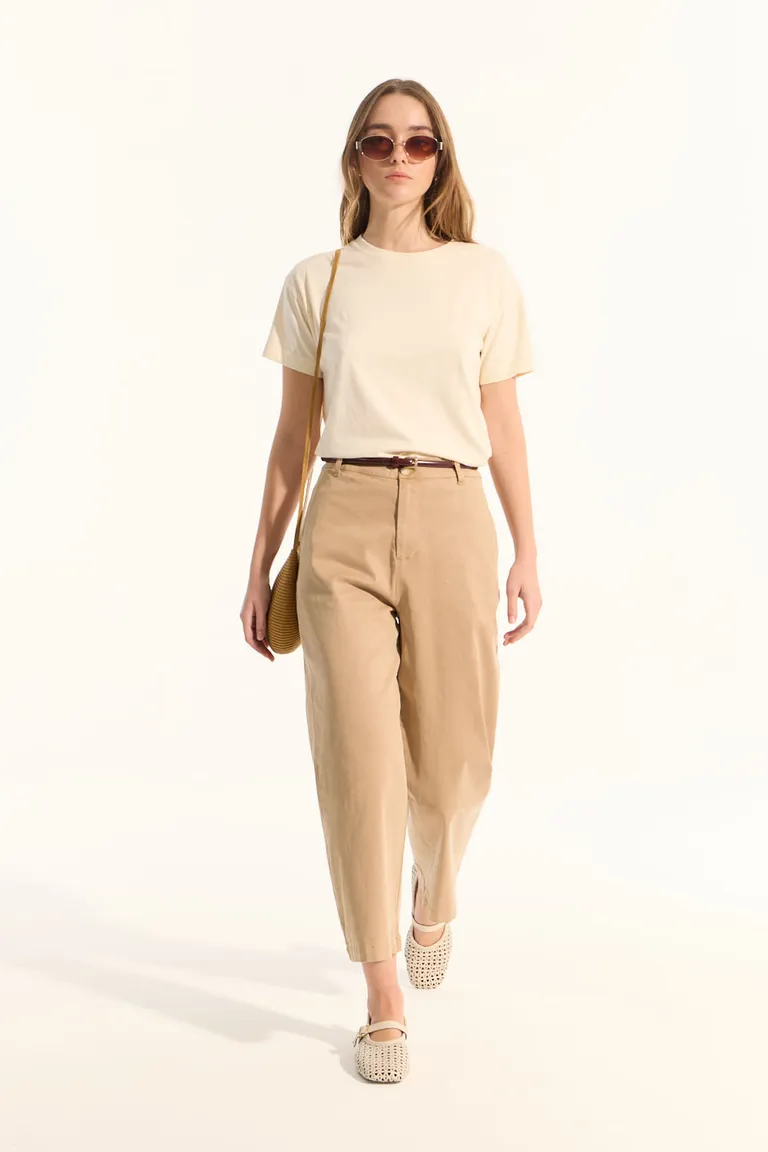 Remera básica de calce regular y mangas cortas en tono beige de Portsaid en Remeras para argentina