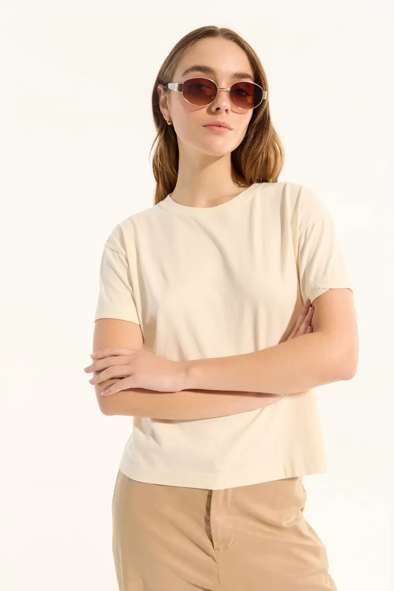 Remera básica de calce regular y mangas cortas en tono beige de Portsaid en Remeras para argentina