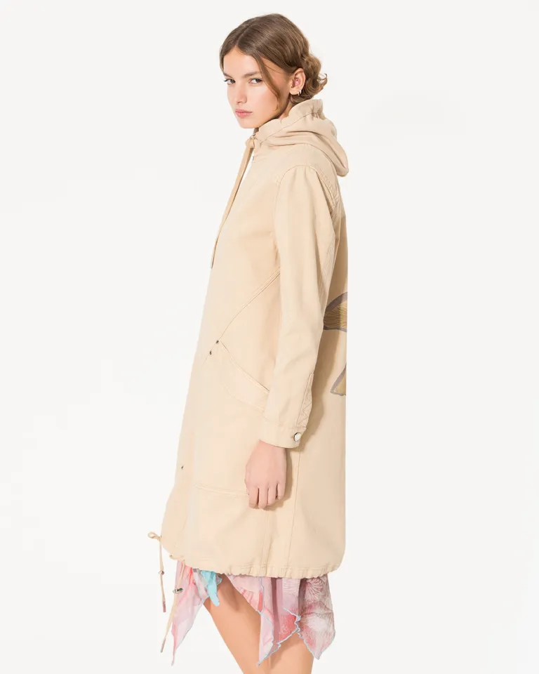 Parka larga con capucha, estampa fungi en espalda y bolsillos frontales de Jazmin Chebar en Chaquetas para argentina